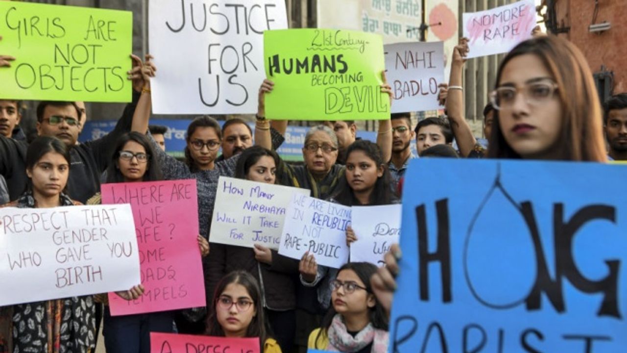 Hindistan'da tecavüz edilip yakılan genç kadın için protesto: Binlerce kişi sokağa çıktı