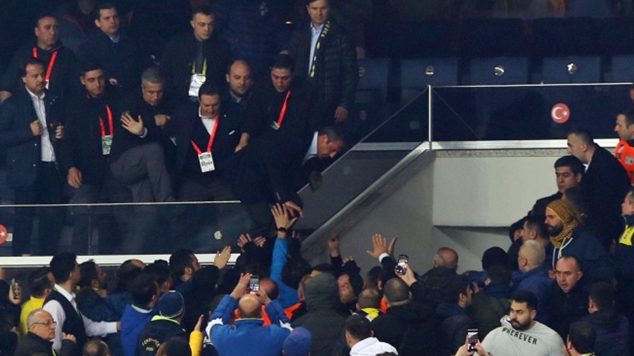 VİDEO I Ali Koç çıldırdı: Tribünden aşağı taraftarların üstüne atladı!