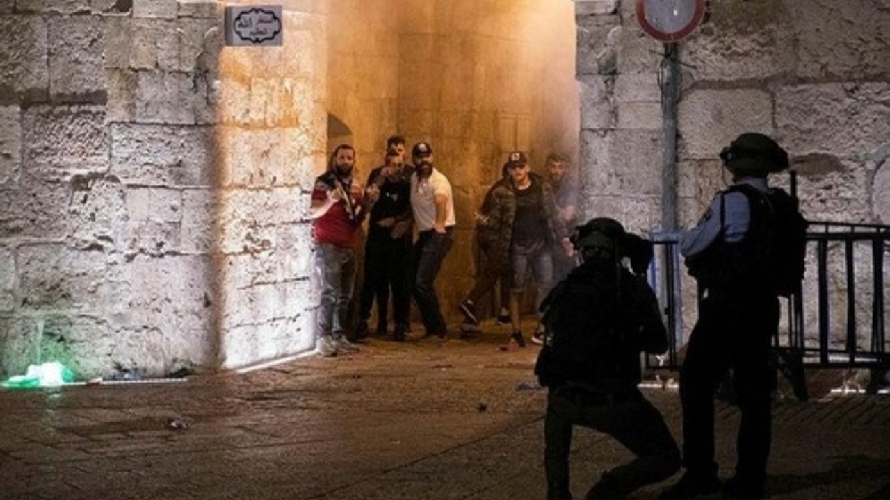 İşgalci İsrail bir kez daha Mescid-i Aksa'da Filistinlilere saldırdı