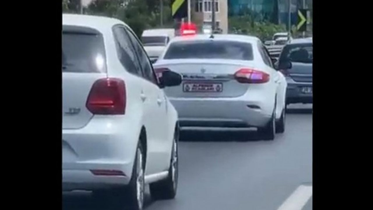 Plaka yerinde 'Alperen Ocakları' yazan çakarlı araç İstanbul trafiğinde!