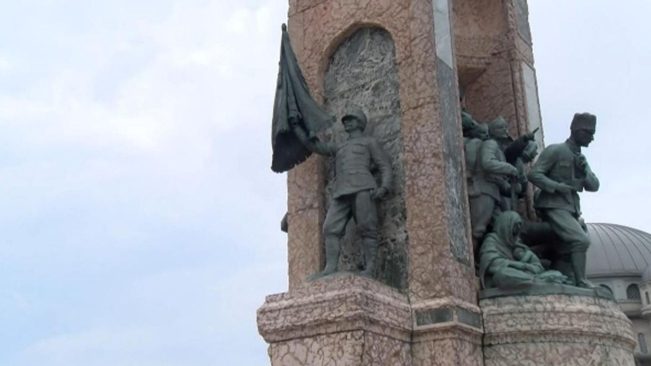 Taksim Cumhuriyet Anıtı’ndaki sancak direği yine kırıldı