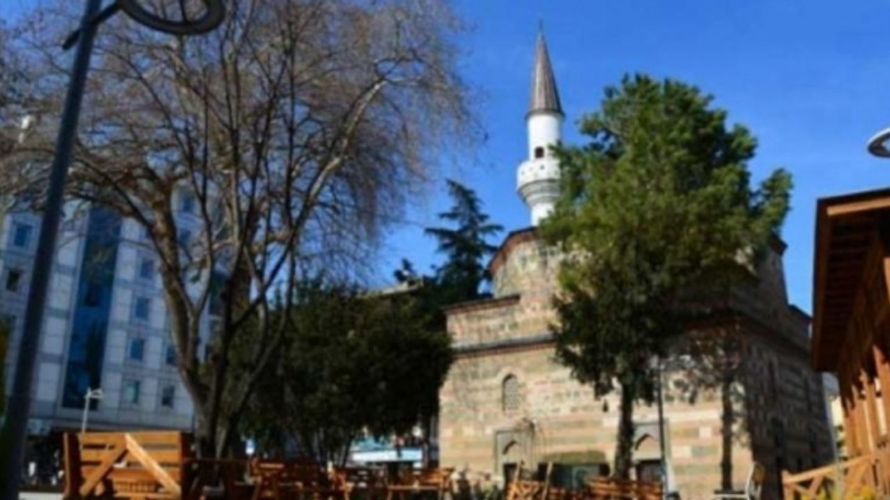 Caminin bahçesinde ağaca asılı bir ceset bulundu