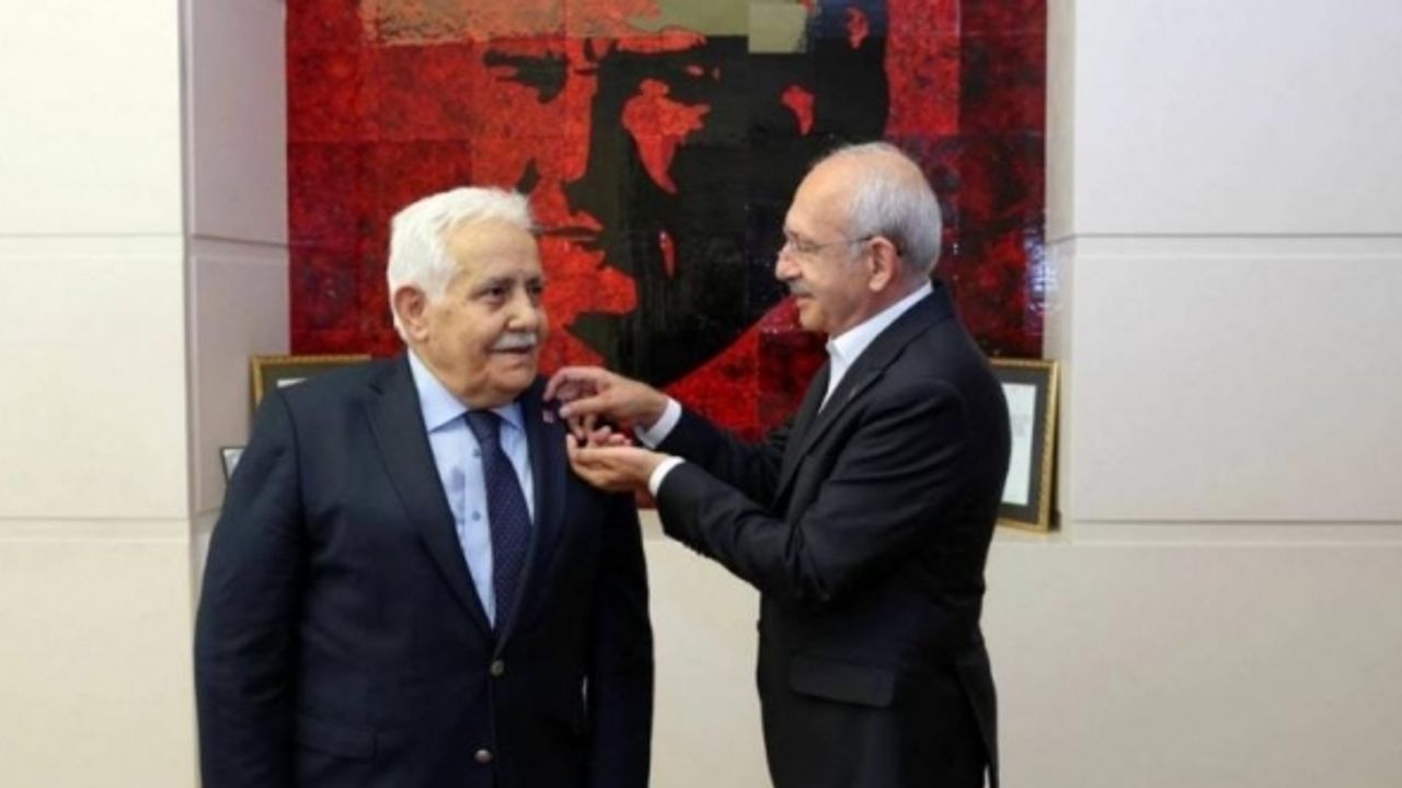 Eski AKP'li vekil CHP'ye katıldı, rozetini Kılıçdaroğlu taktı