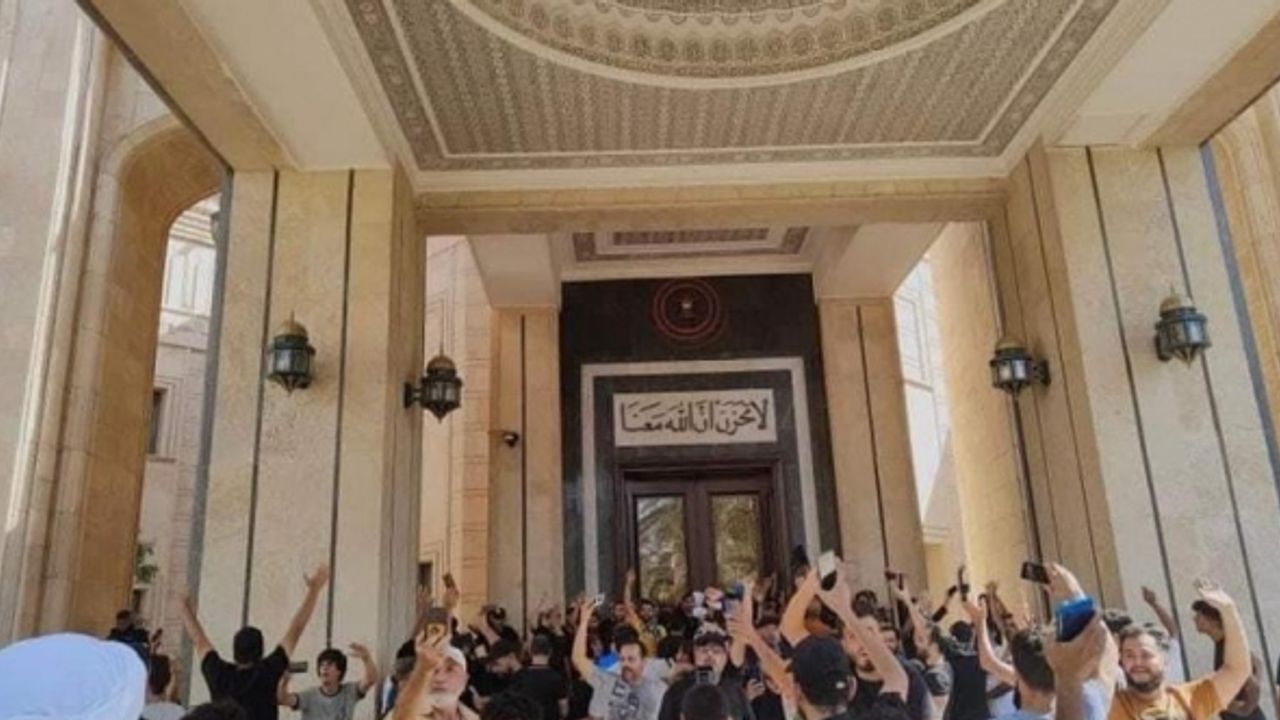 Irak yangın yeri: Sadr destekçilerinden saray baskını