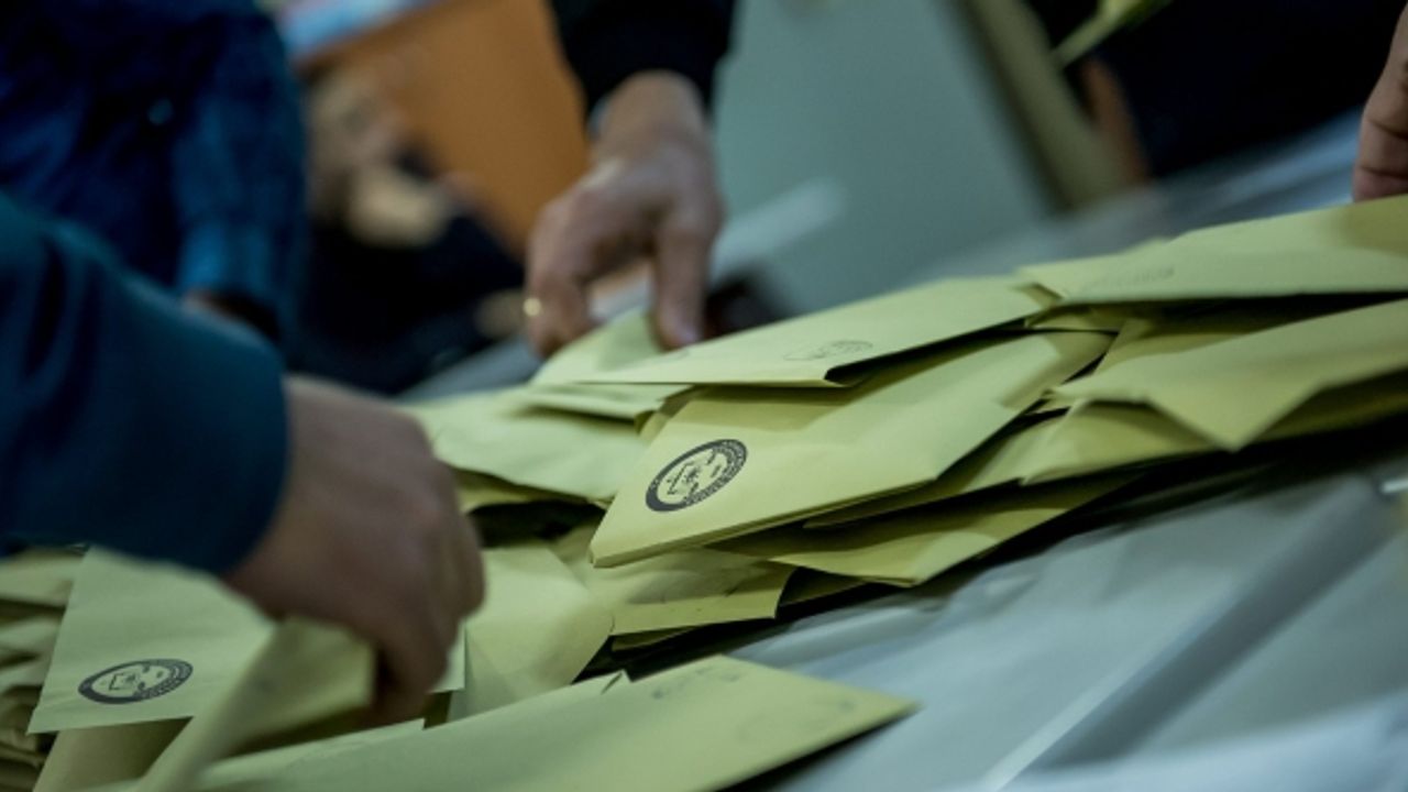 4 büyükşehirde yapılan anket açıklandı: Sadece bir parti oyunu yükseltti