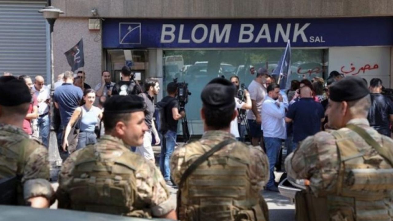 Bankayı basıp kendi hesabından para çekti