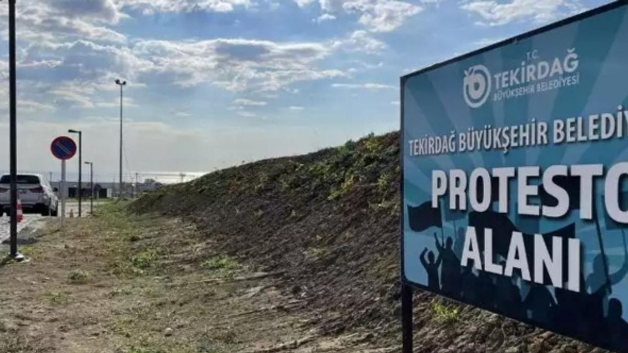 Başkan işçilerle alay eder gibi belediye önüne protesto alanı kurdurttu