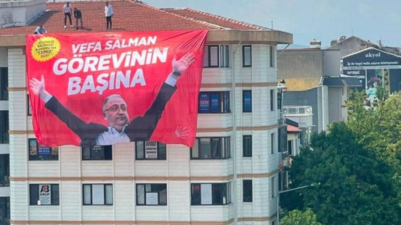 CHP Gençlik Kolları’ndan A Haber’e pankart yanıtı: “Biz doğru pankartı asalım dedik