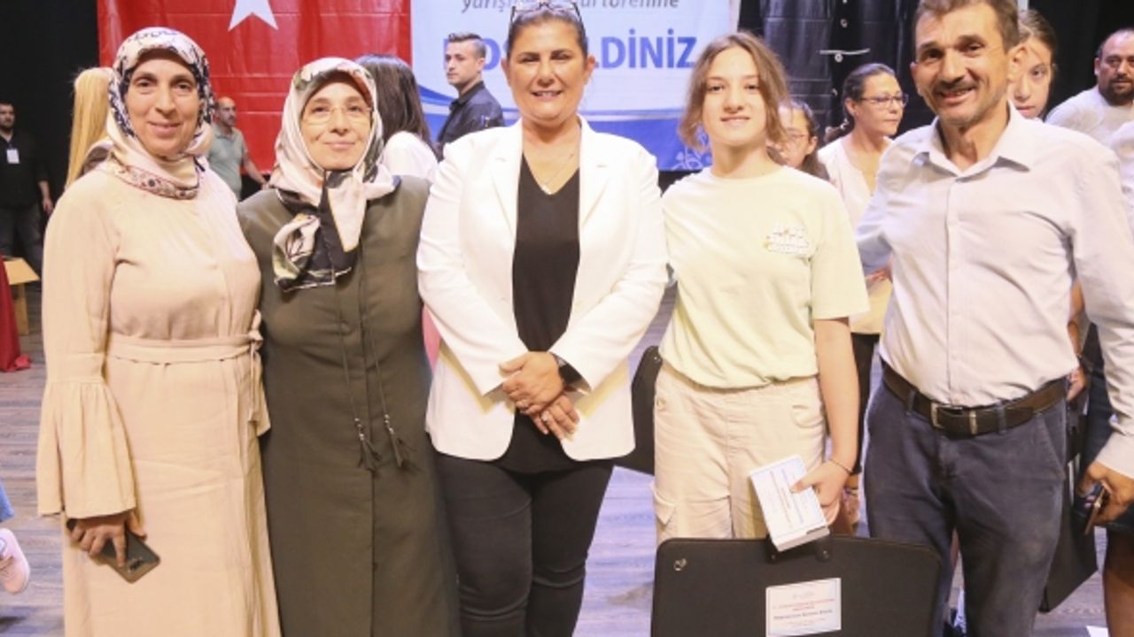Çocuklar ödüllerini Başkan Çerçioğlu'ndan aldı