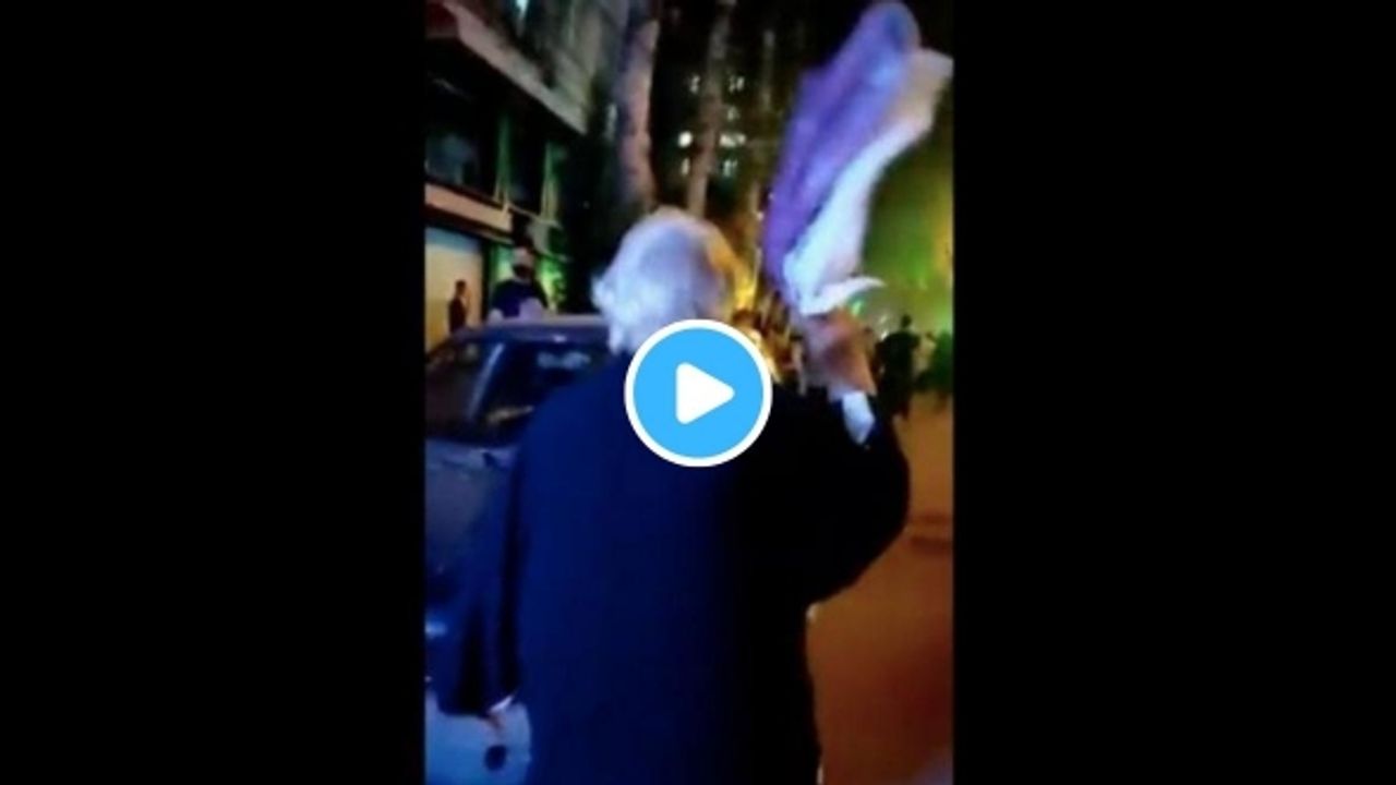 İran'da protestolar: Yaşlı kadın türbanını çıkararak 'Hamaney'e ölüm' dedi