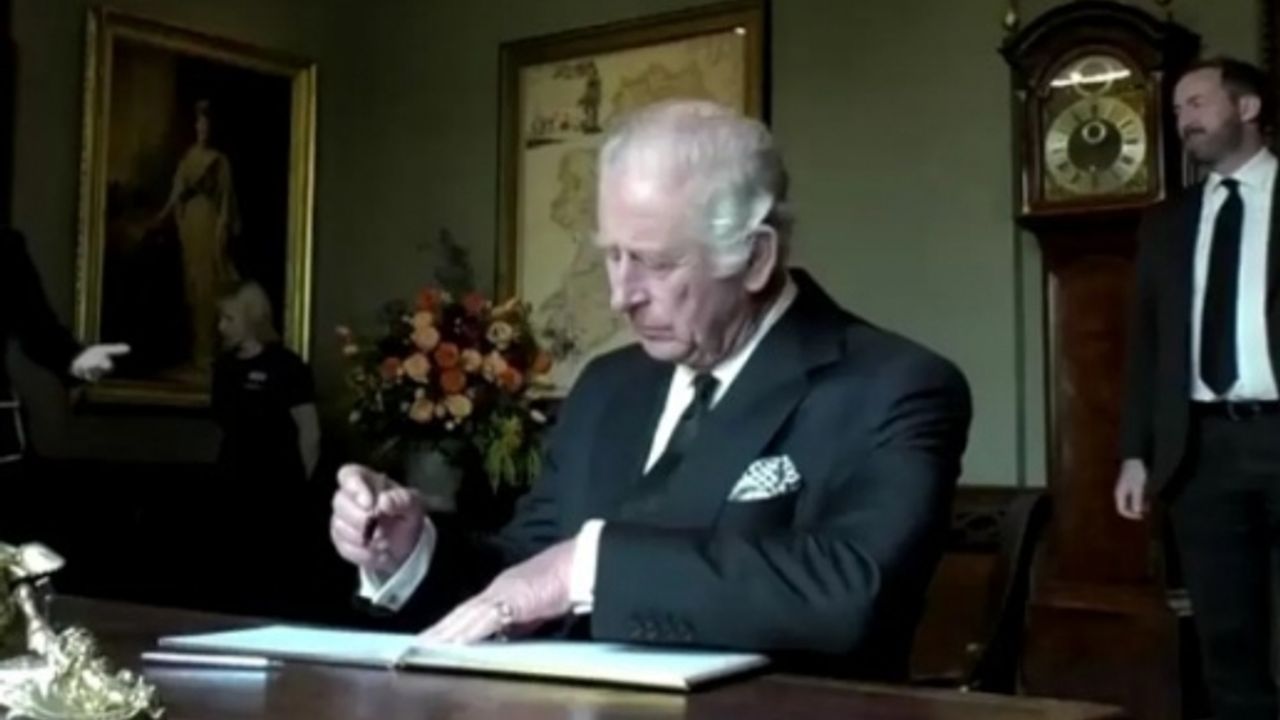 Kral Charles'a Galler'de manidar armağan