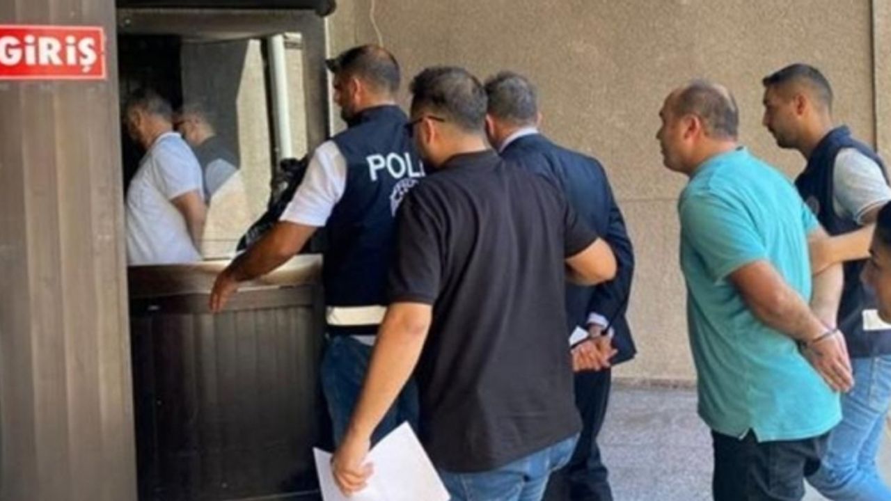 Polis amiri Ünsal Ban'ın adliyeye getirilişini fotoğraflayan gazetecilerin odasını bastı!