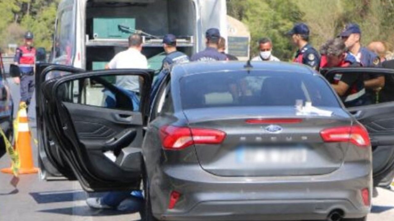Seyyar dövizci otomobilinde boğazı kesilmiş halde ölü olarak  bulundu