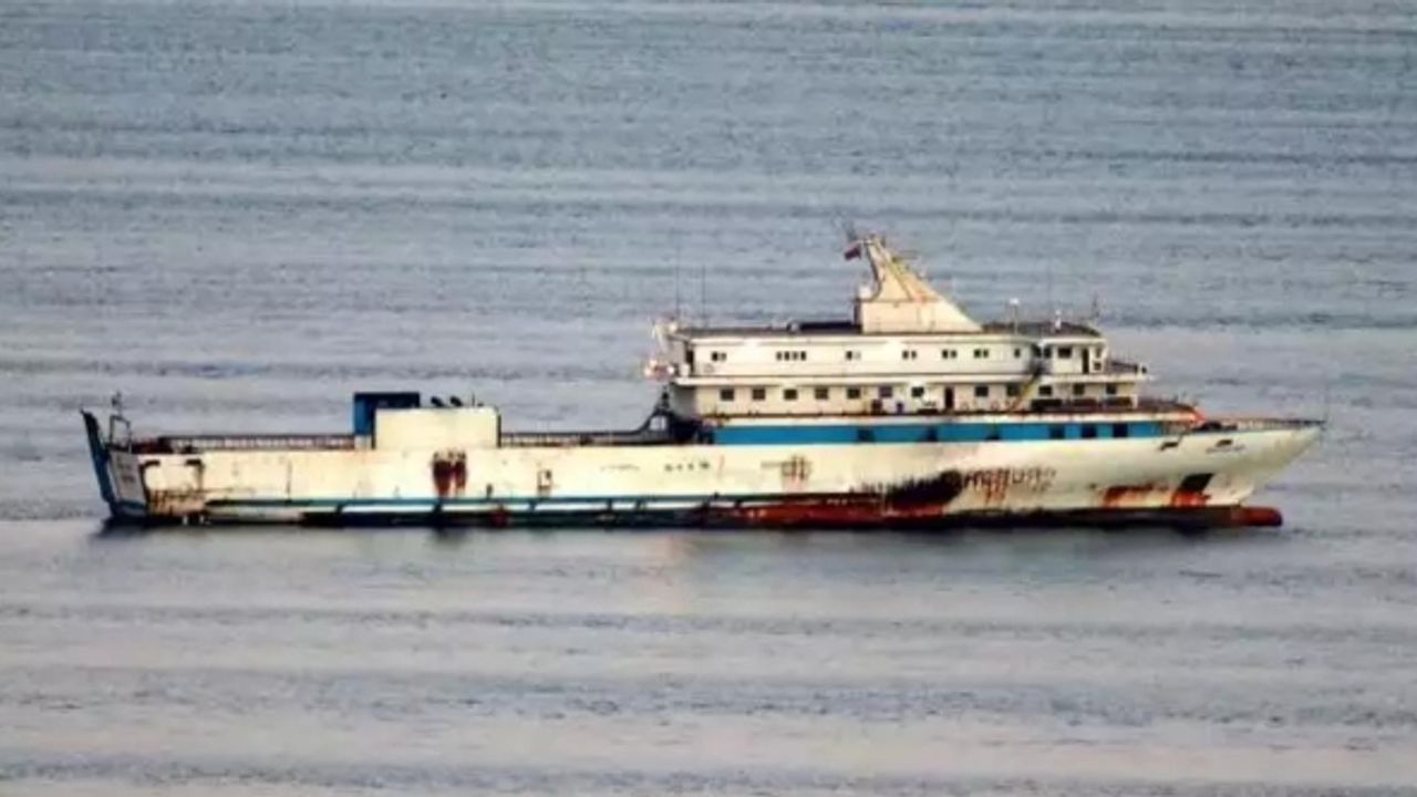 Yunanistan'ın ateş açtığı gemi Boğaz'a demirledi