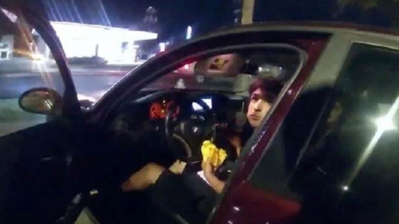 ABD’de polis dehşeti: Aracında hamburger yiyen genci vurdu