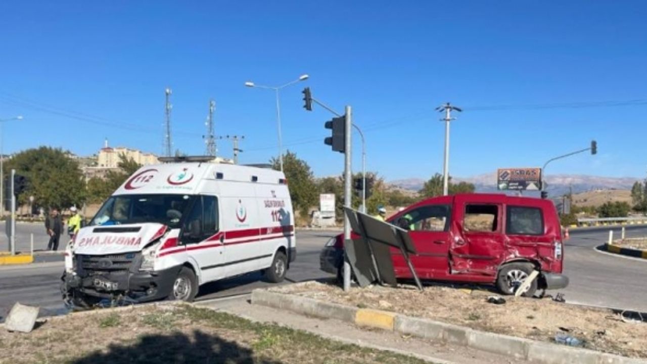 Ambulans kaza yaptı: Ölü ve yaralılar var!