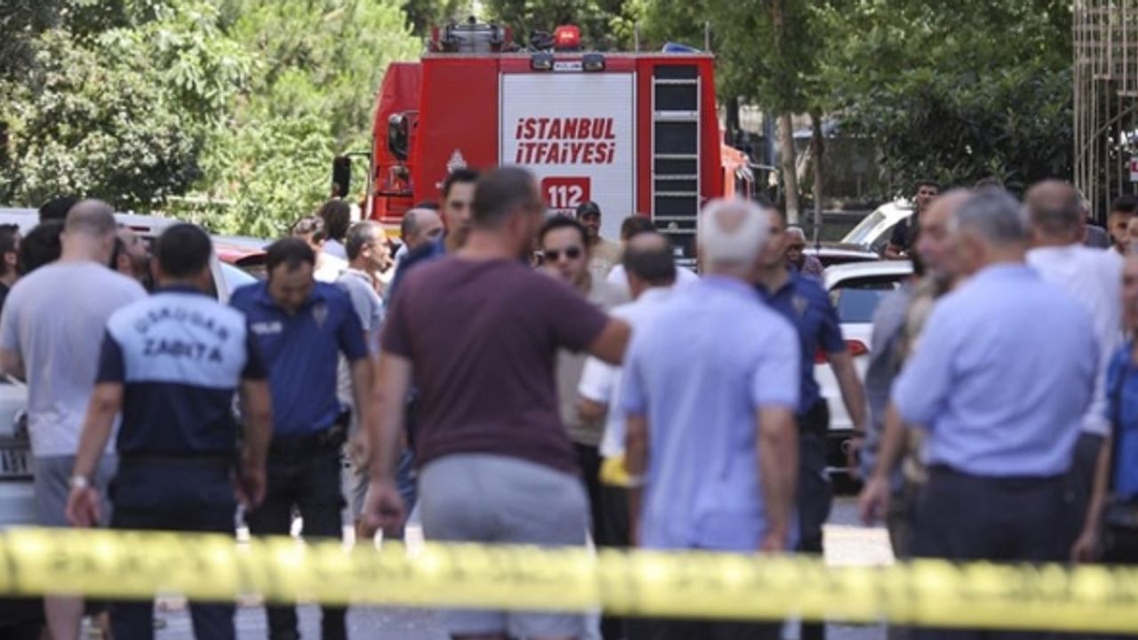 Başakşehir'de bir lisede yangın: Olay yerine çok sayıda itfaiye ekibi sevk edildi