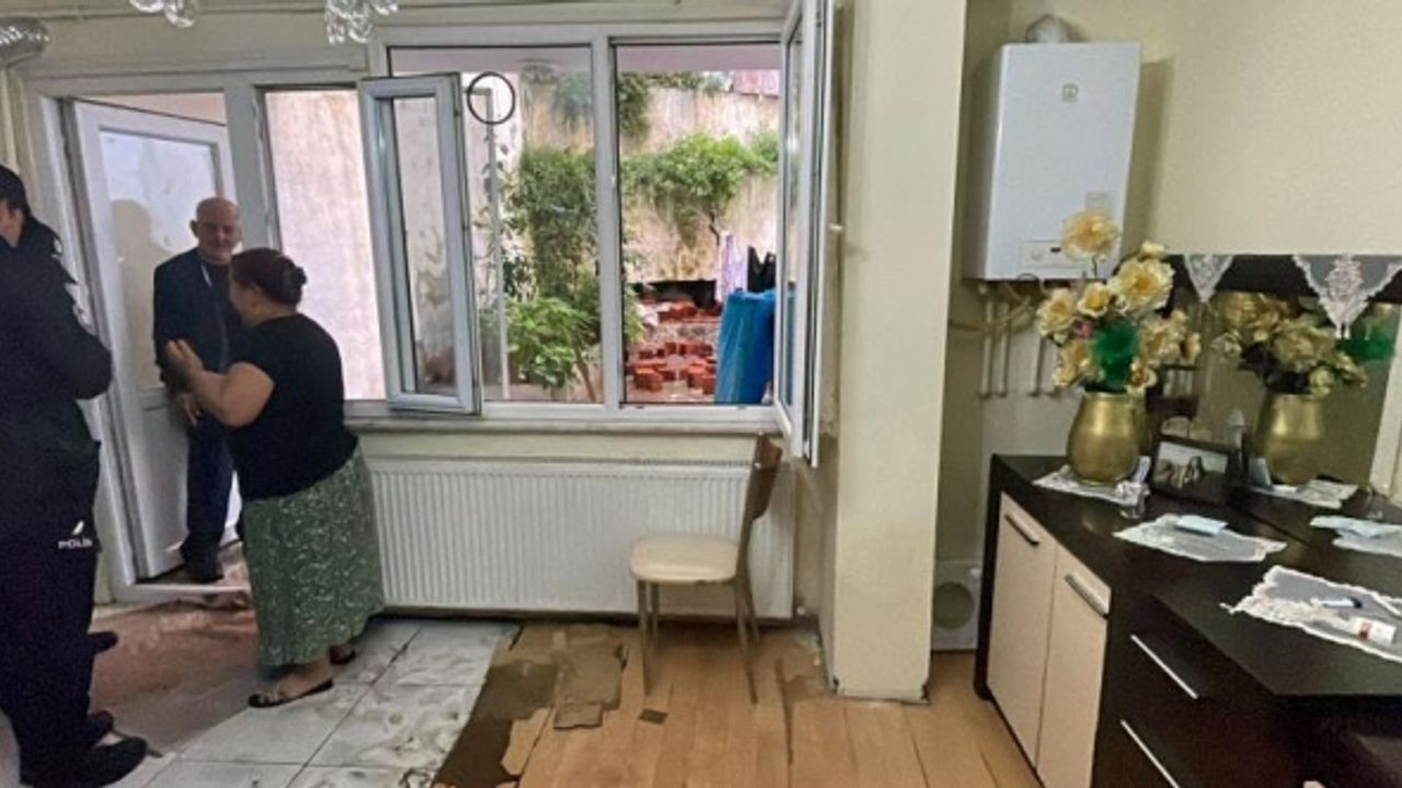 Beyoğlu'nda 6 katlı binanın istinat duvarı çöktü