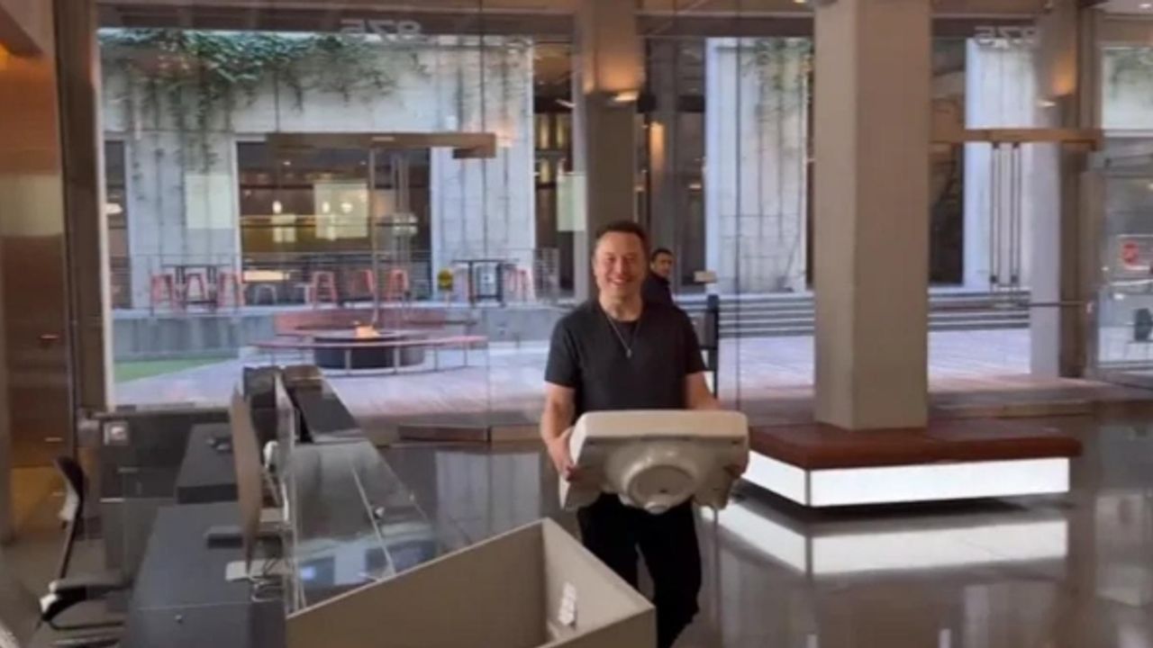 Elon Musk Twitter binasına elinde lavaboyla girdi