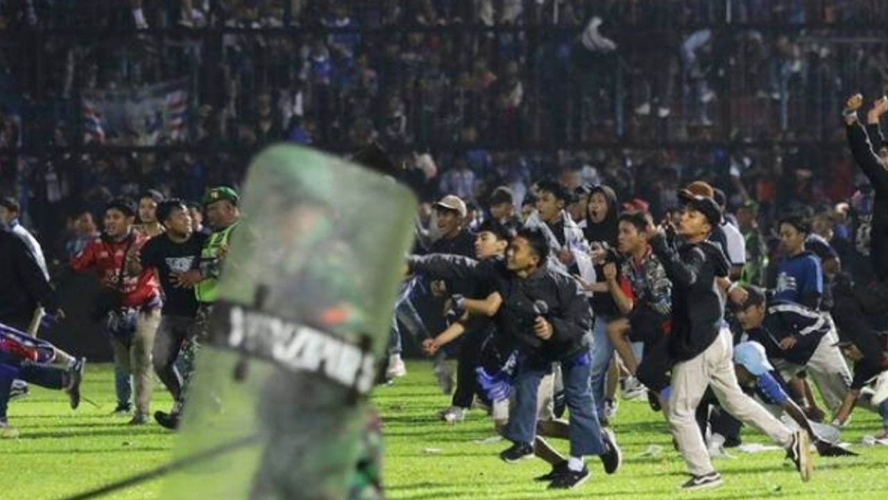 Endonezya’da futbol maçında izdiham: En az 129 kişi yaşamını yitirdi!