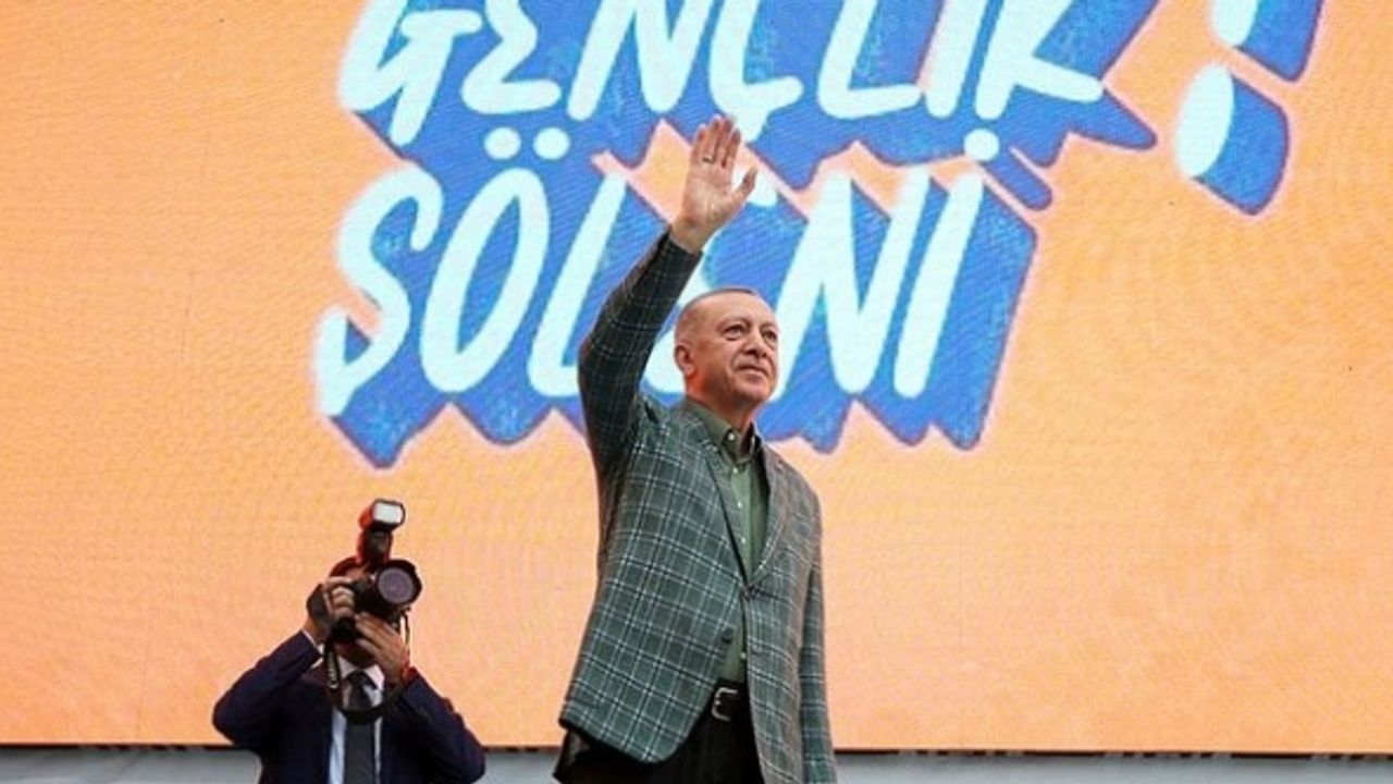 Öğrencileri AKP mitingine gönderen okul müdüründen skandal paylaşımlar