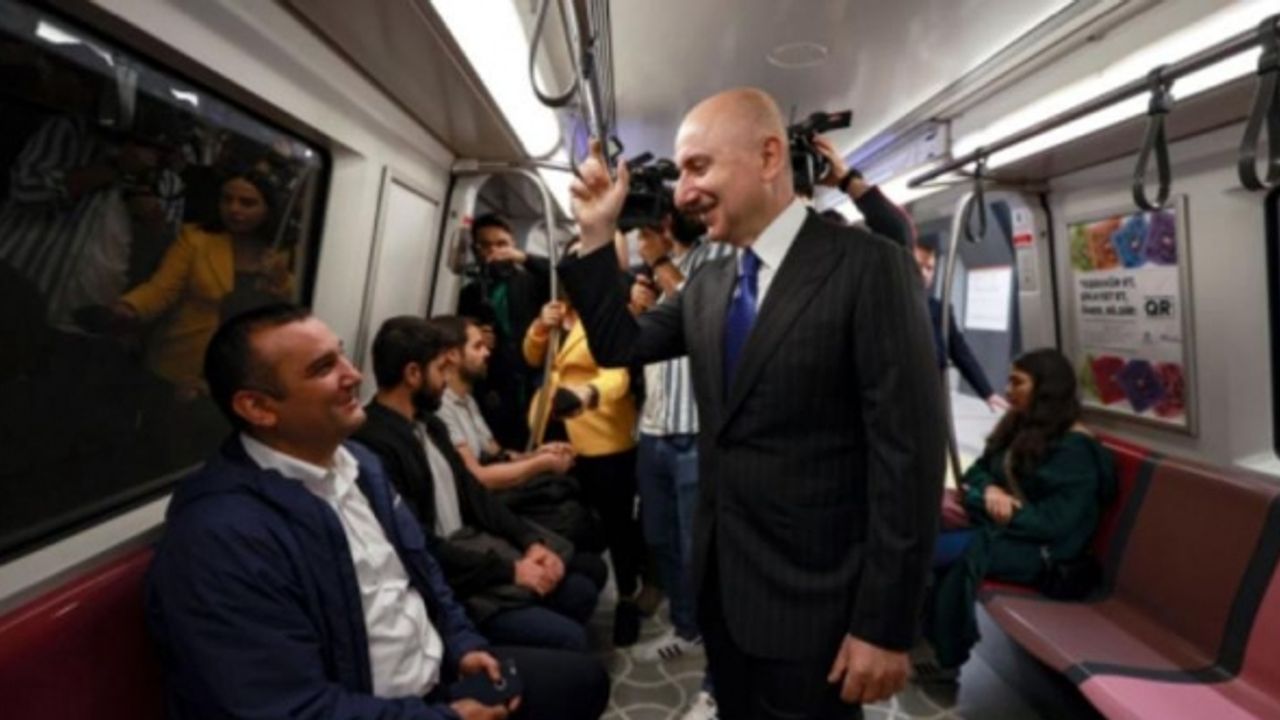 Ulaştırma Bakanı boş metroda ayakta gitti