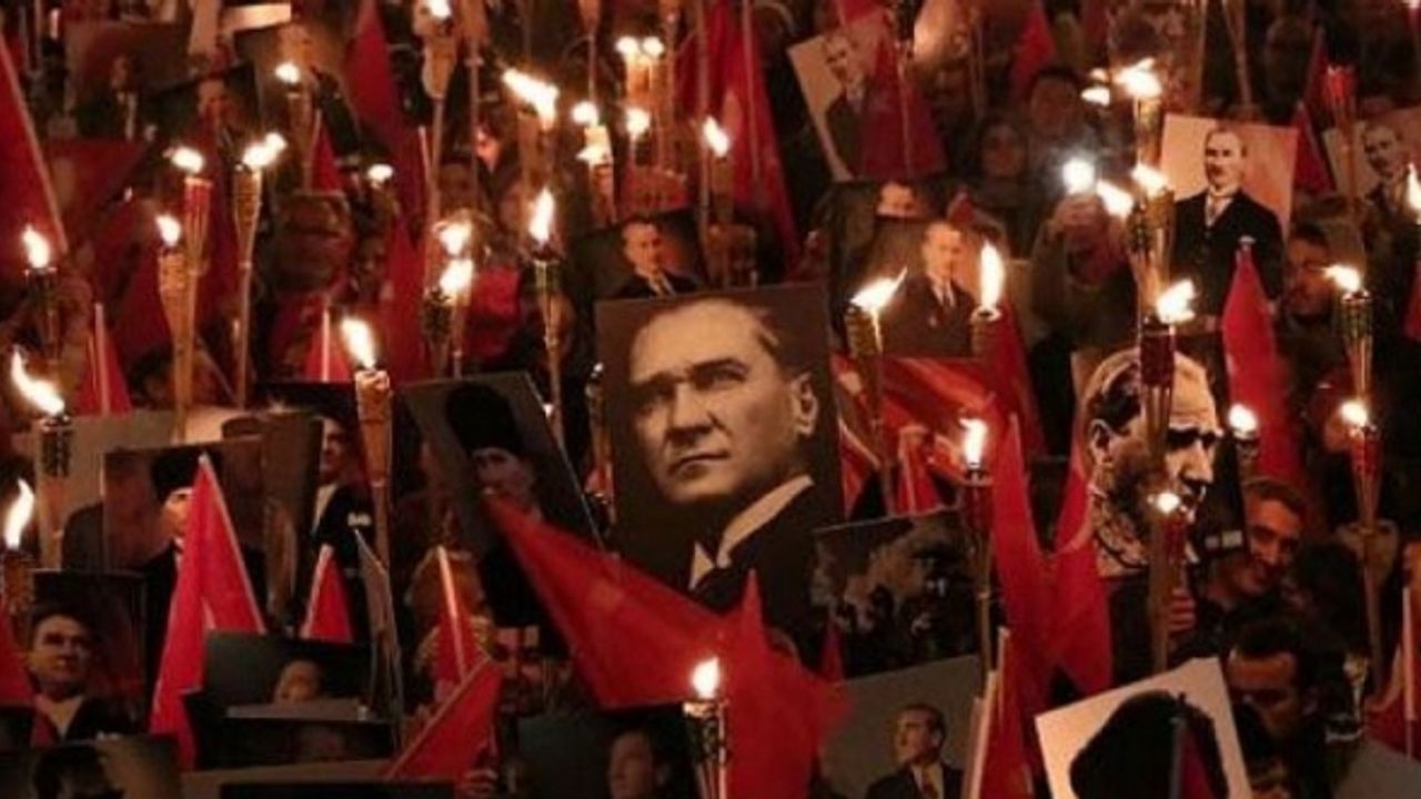 Yandaş yazar Ardıç: Fener alayı bir Nazi gösterisidir