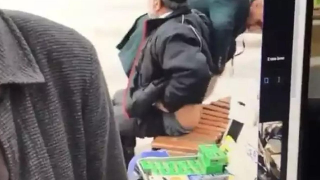 Yaşlı adam sokak röportajı sırasında poposunu açtı