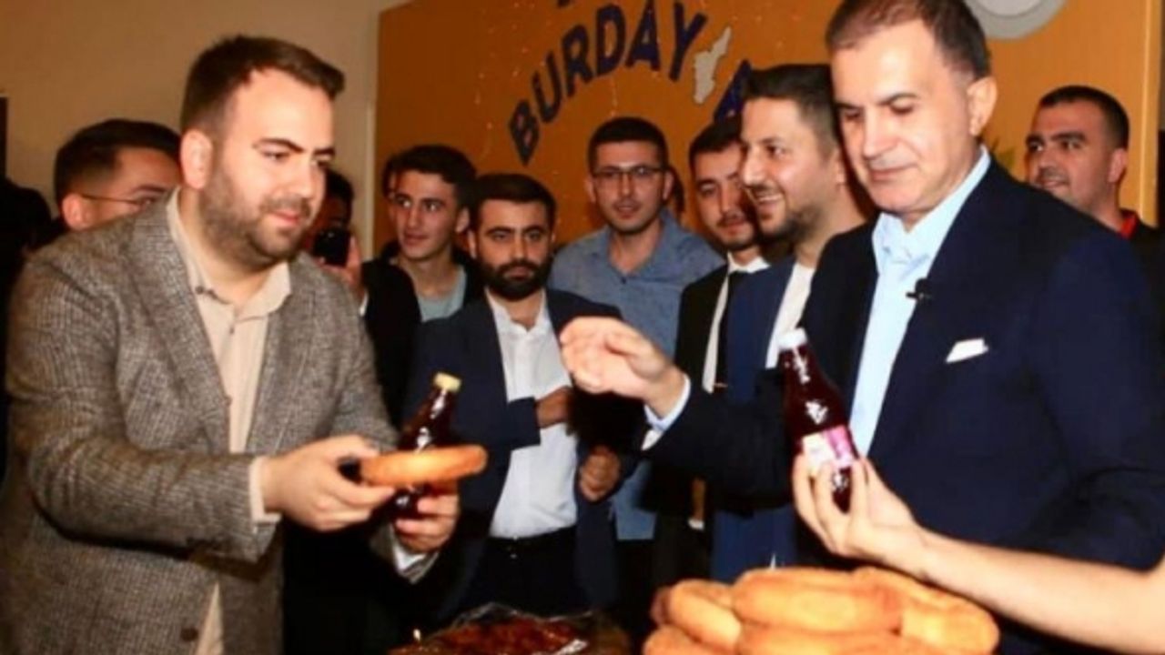 AKP'de yeni 'moda': Şimdi de Ömer Çelik simit dağıttı