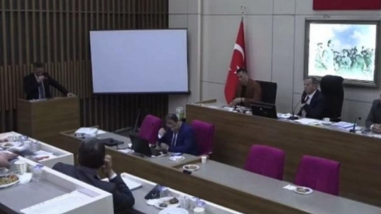 AKP'li meclis üyesi kürsüde ağladı: Hakaret etmesin