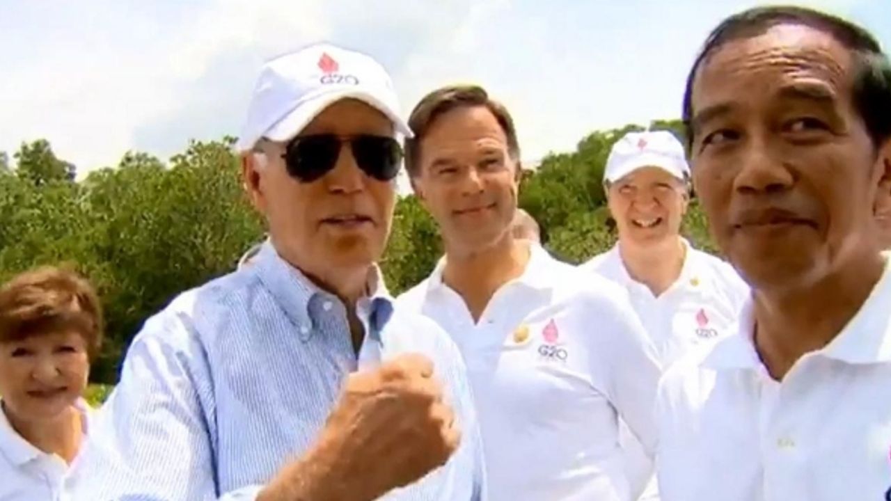 Biden'dan kameramana: Delikanlının kollara bak baldırım kadar