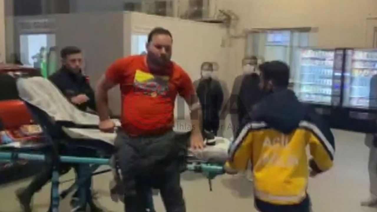 Denize düştü, sedyeden inip gazetecilere saldırdı