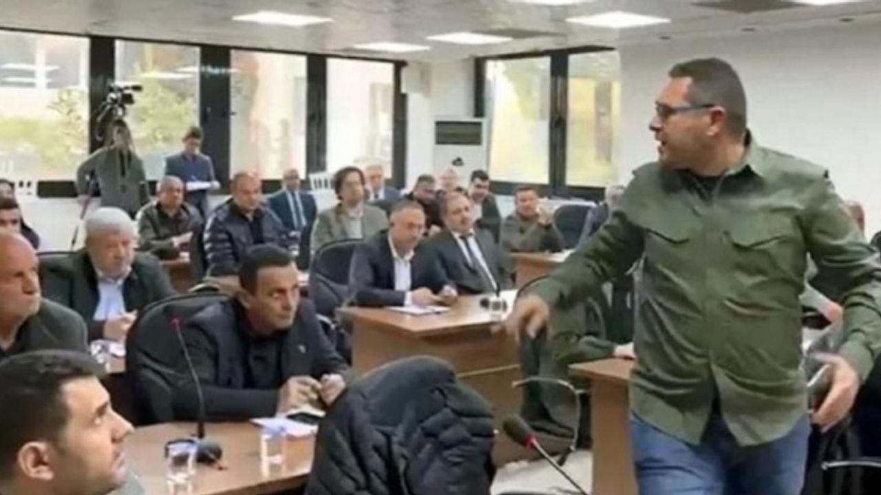 'Evet' oyu veren MHP'liler ile 'hayır' oyu veren MHP'liler arasında cinsiyetçi tartışma: Etek giymeyi unutmayın