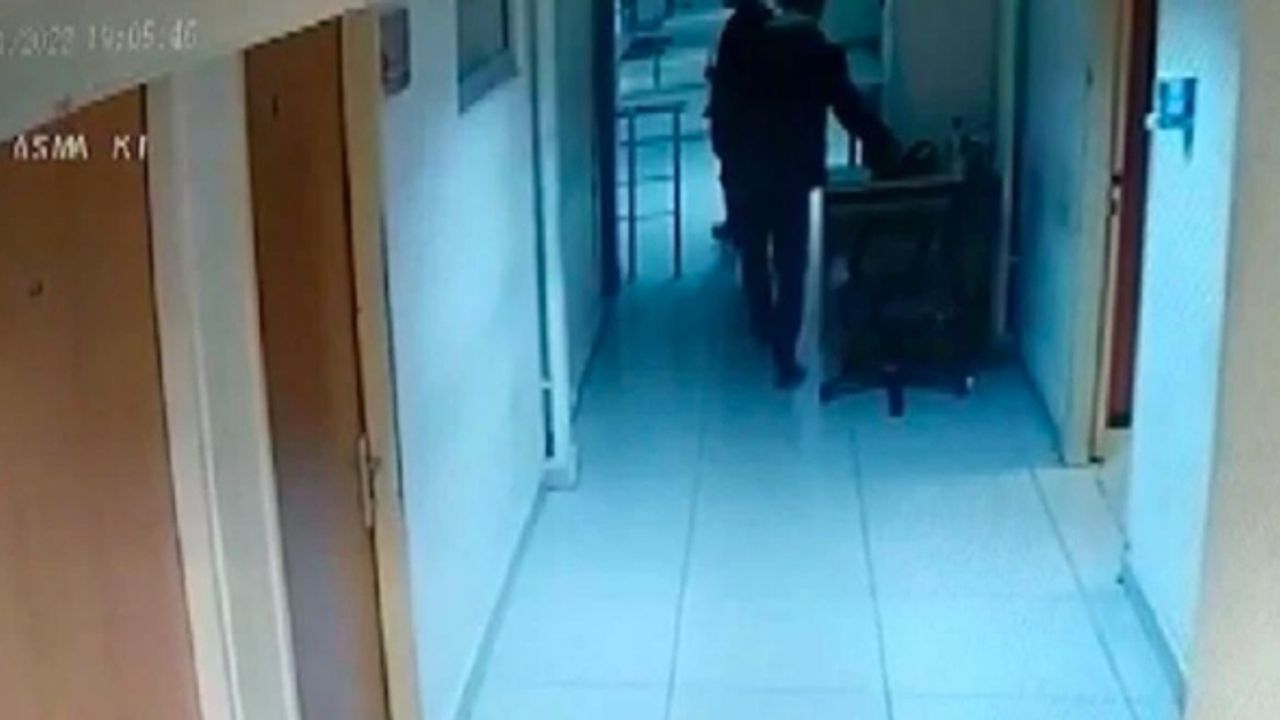 Hırsızlıktan girdikleri karakolda polisin çantasını çaldılar