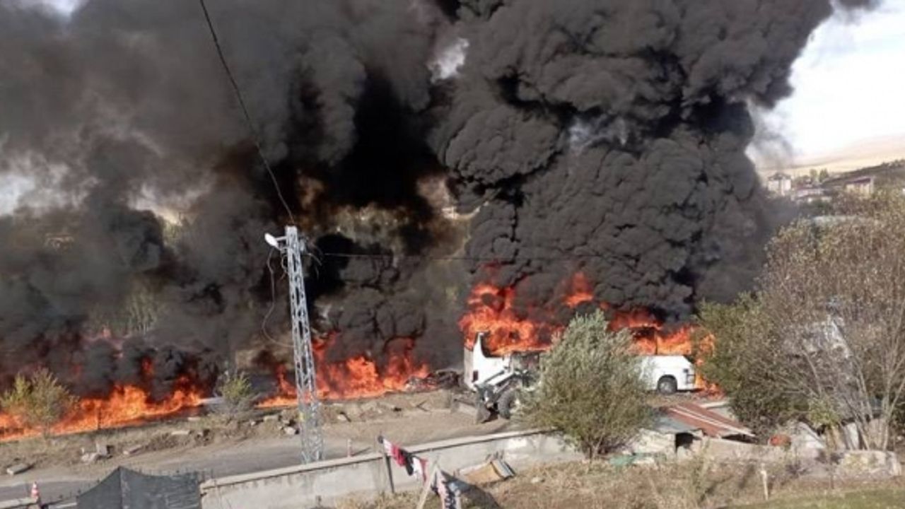 Korkunç kaza: Tanker ile çarpışan yolcu otobüsü alev aldı... Ölü ve yaralılar var