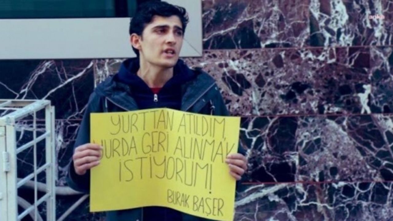 Ücreti ödeyemediği için yurttan atılan öğrenci oturma eylemi başlattı