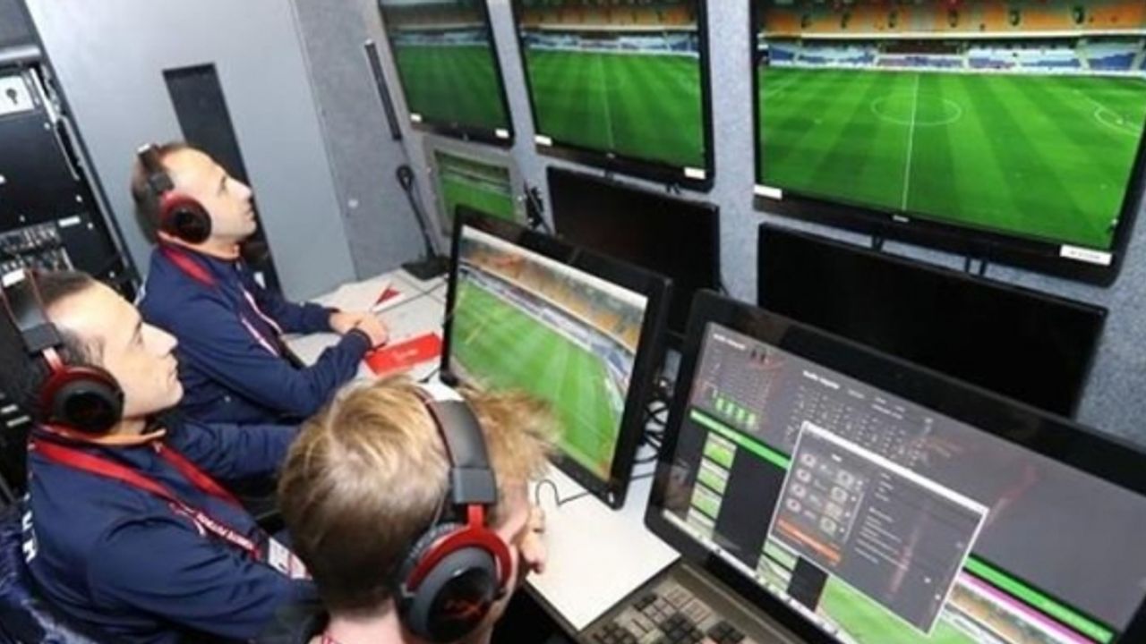 FIFA'dan yeni VAR uygulaması: Hakemler kararını açıklayacak