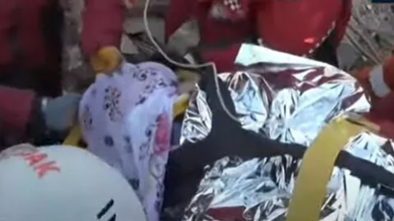 222 saat sonra enkazdan sağ olarak çıkarıldı