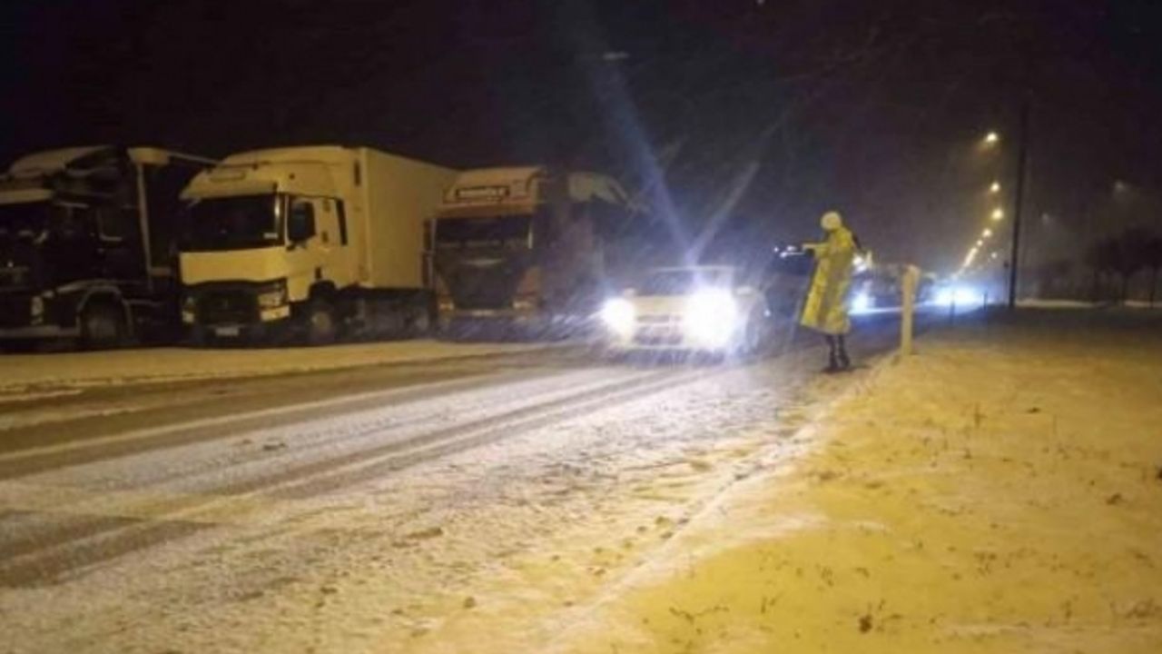 Afyon-Konya yolu kardan kapandı, deprem ekipleri ilerleyemiyor
