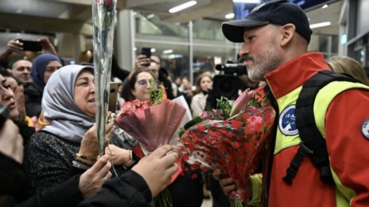 Almanya'ya dönen kurtarma ekibi çiçeklerle karşılandı