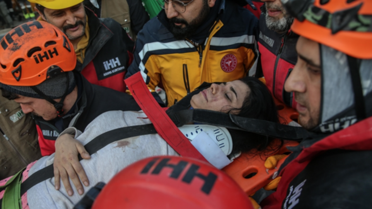 “Enkaz kaldırma çalışmalarında zaman geçti ama Allah'tan umut kesilmez”