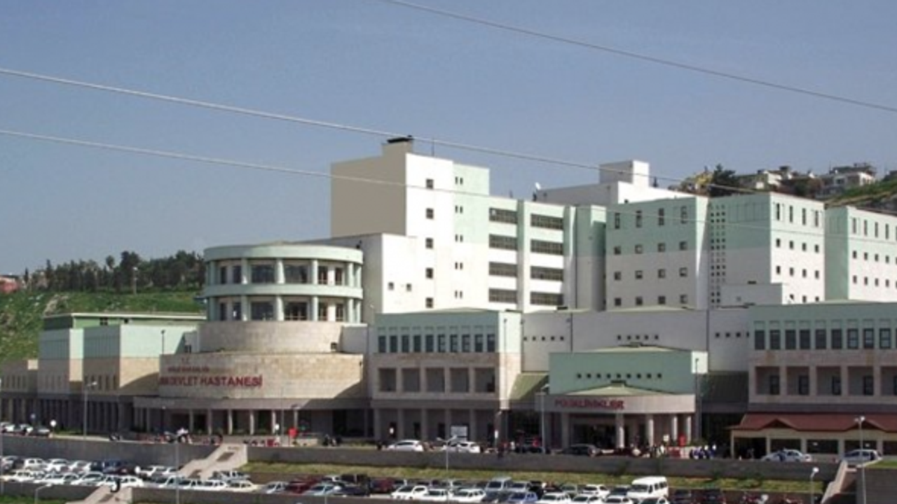 İskenderun'un Yeni Devlet Hastanesi de çökme riskine karşı tahliye edildi