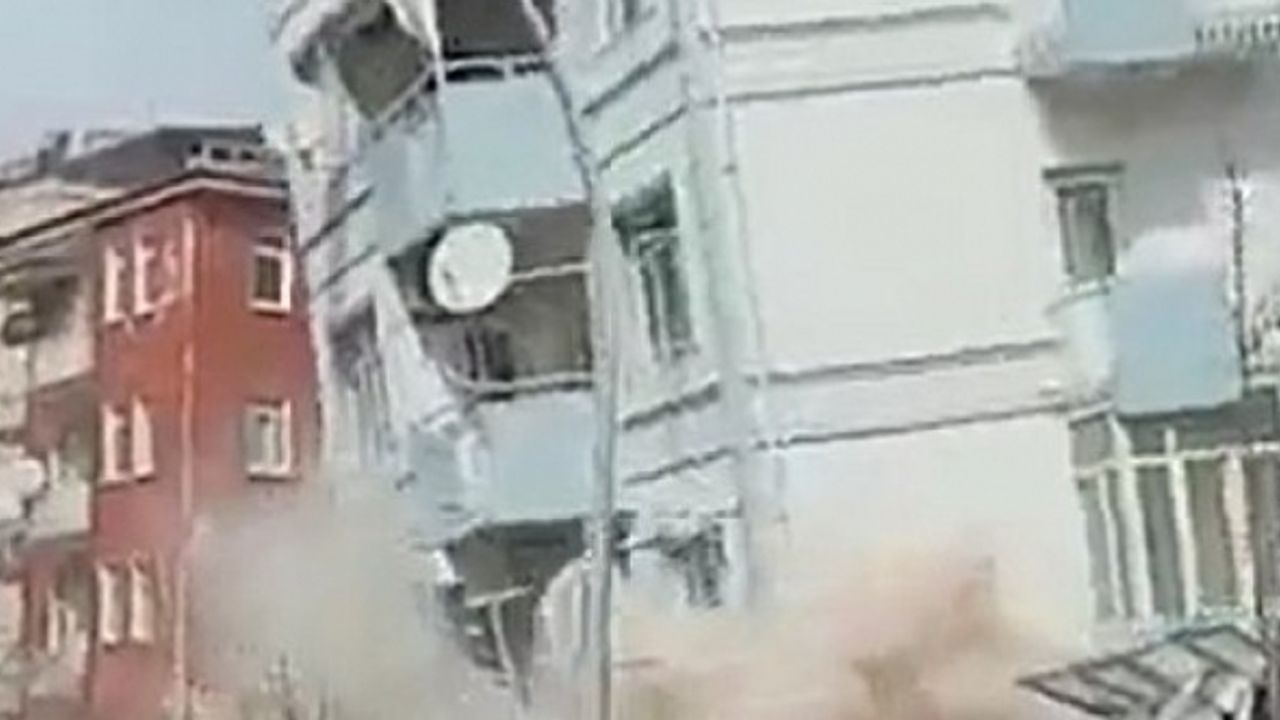 Malatya’da yıkılan binanın görüntüleri kameralara yansıdı