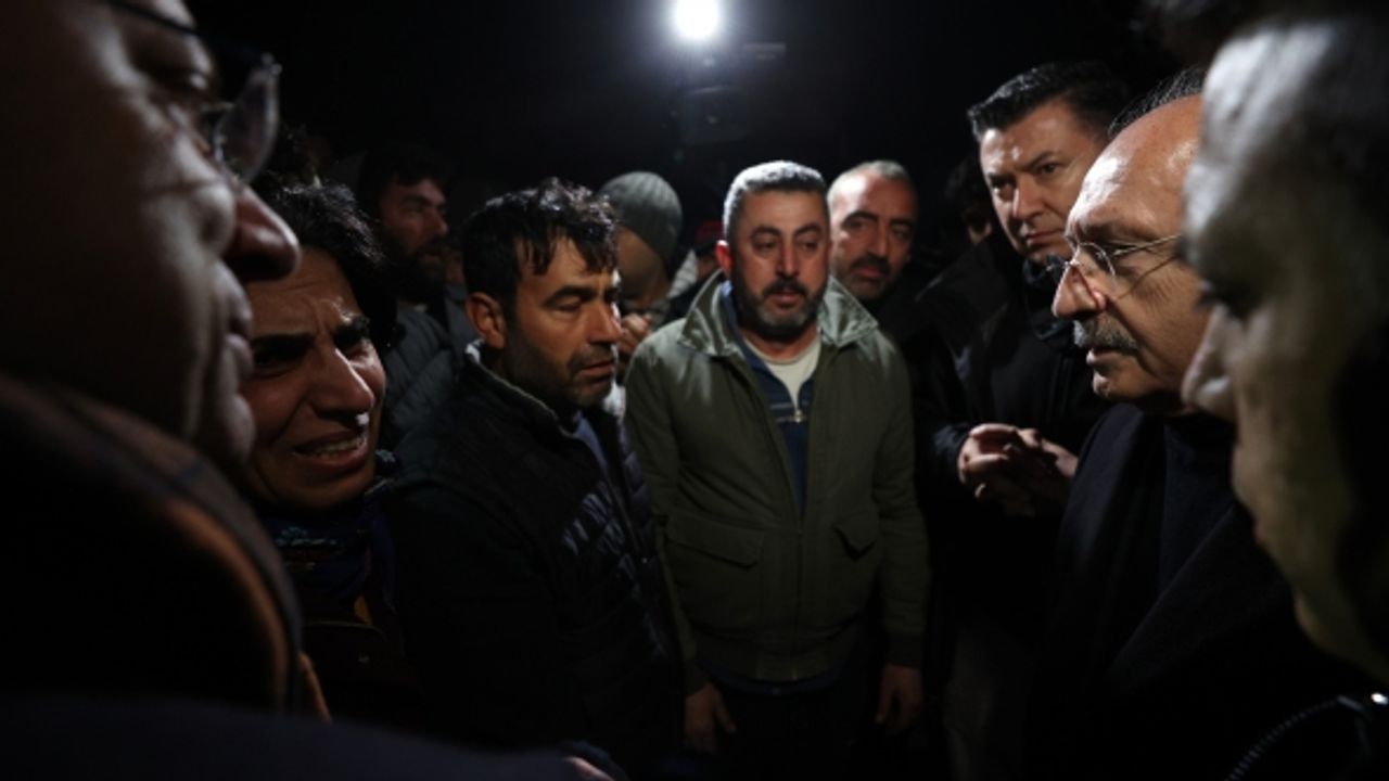 “Teyzemin kızı, dayımlar 8 kişi enkaz altında. Deprem olalı 30 saati geçti ama hiçbir devlet yetkilisi yok”