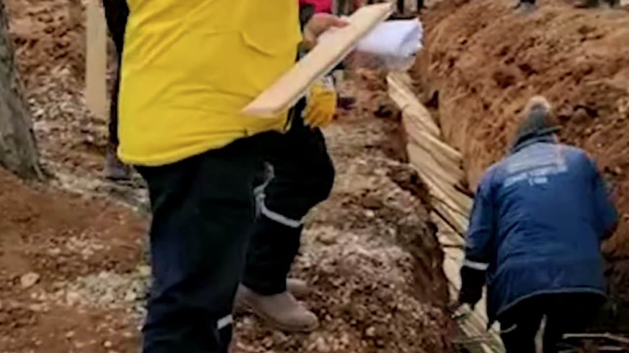 425 kimliği belirsiz deprem kurbanının mezarı açıldı