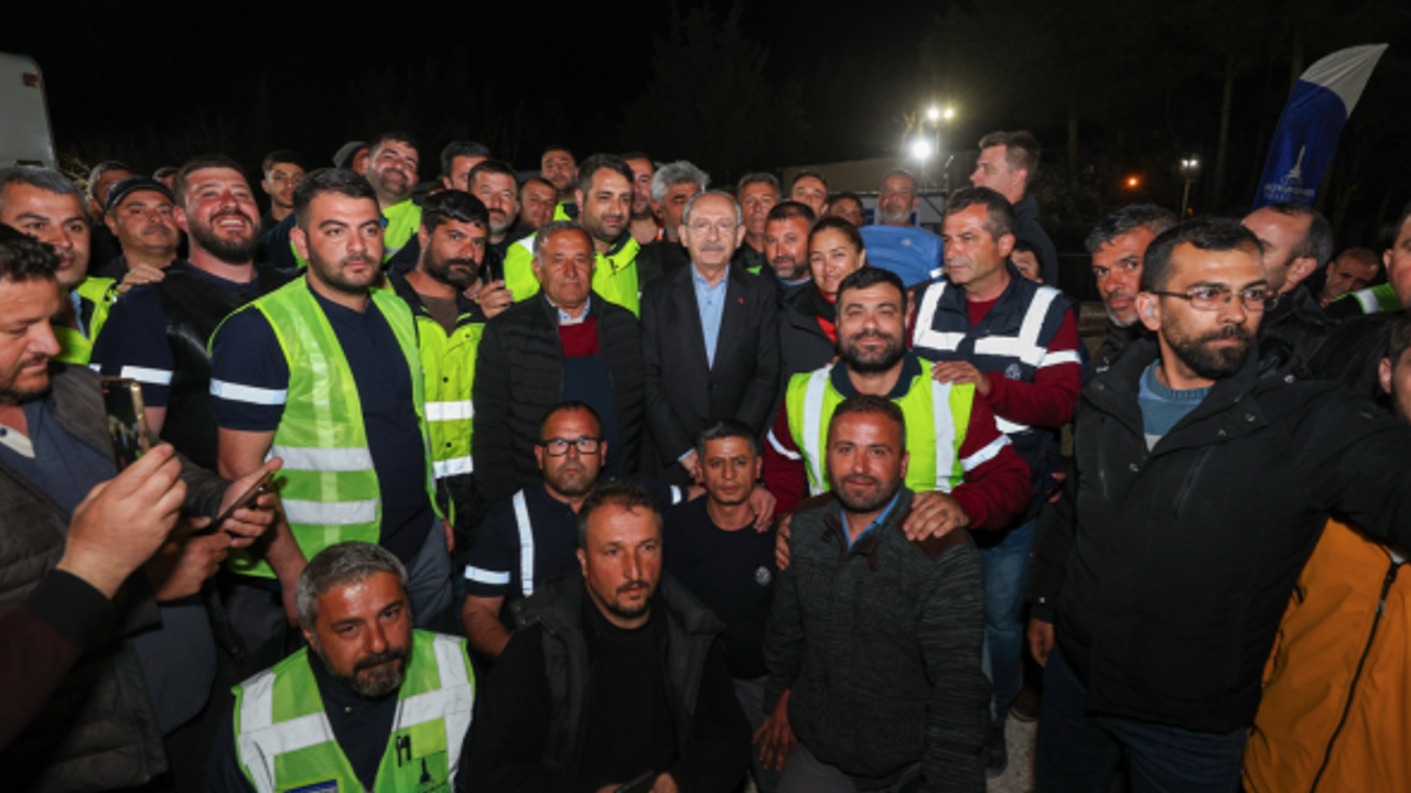 İşçilerle sıraya girip akşam yemeği yedi