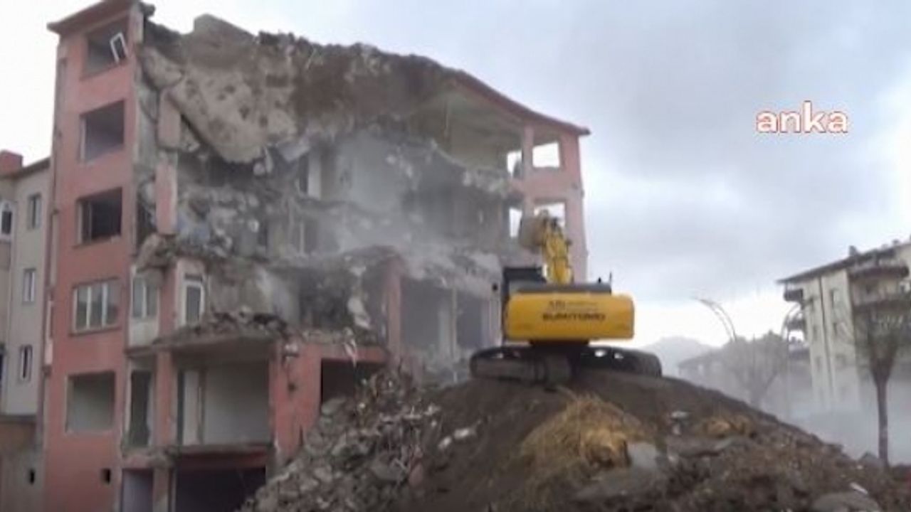 Binanın yıkımı sırasında devrilen iş makinesinin operatörü ölümden döndü