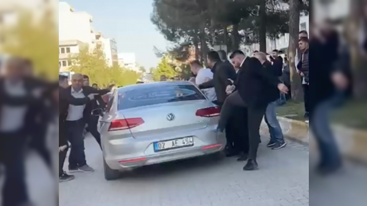 AKP'liler Adıyaman'da CHP aracına küfür ve tekmeyle saldırdı