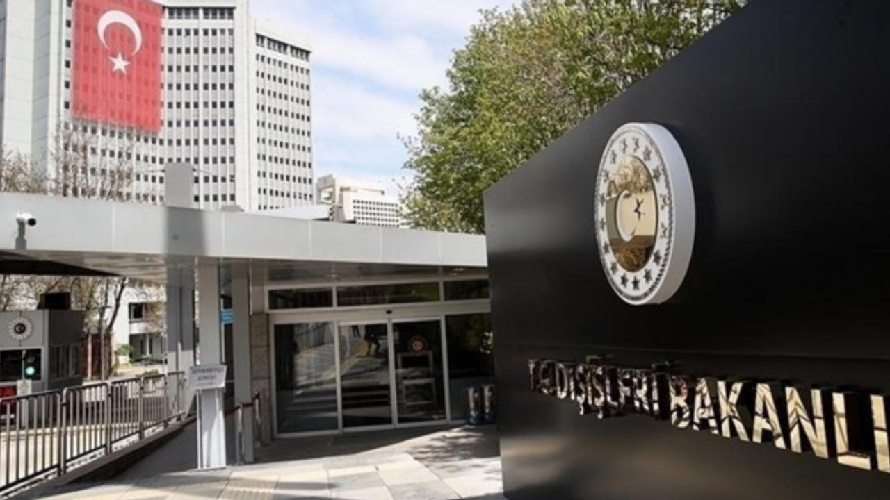 Danimarka büyükelçisine Kuran ve bayrak fırçası