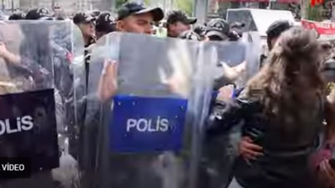Polis ülkücü işareti yaptı: Gazeteci değil teröristsiniz